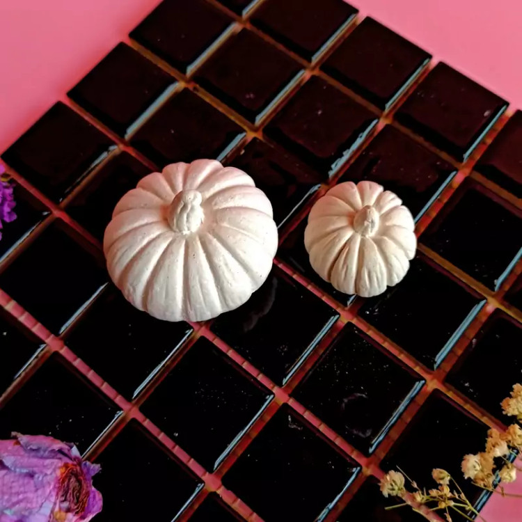 قالب سیلیکونی کدو در دو سایز 2 و 4 مناسب شمعسازی صابون سازی مجسمه سازی و پودر سنگ، رزین و...